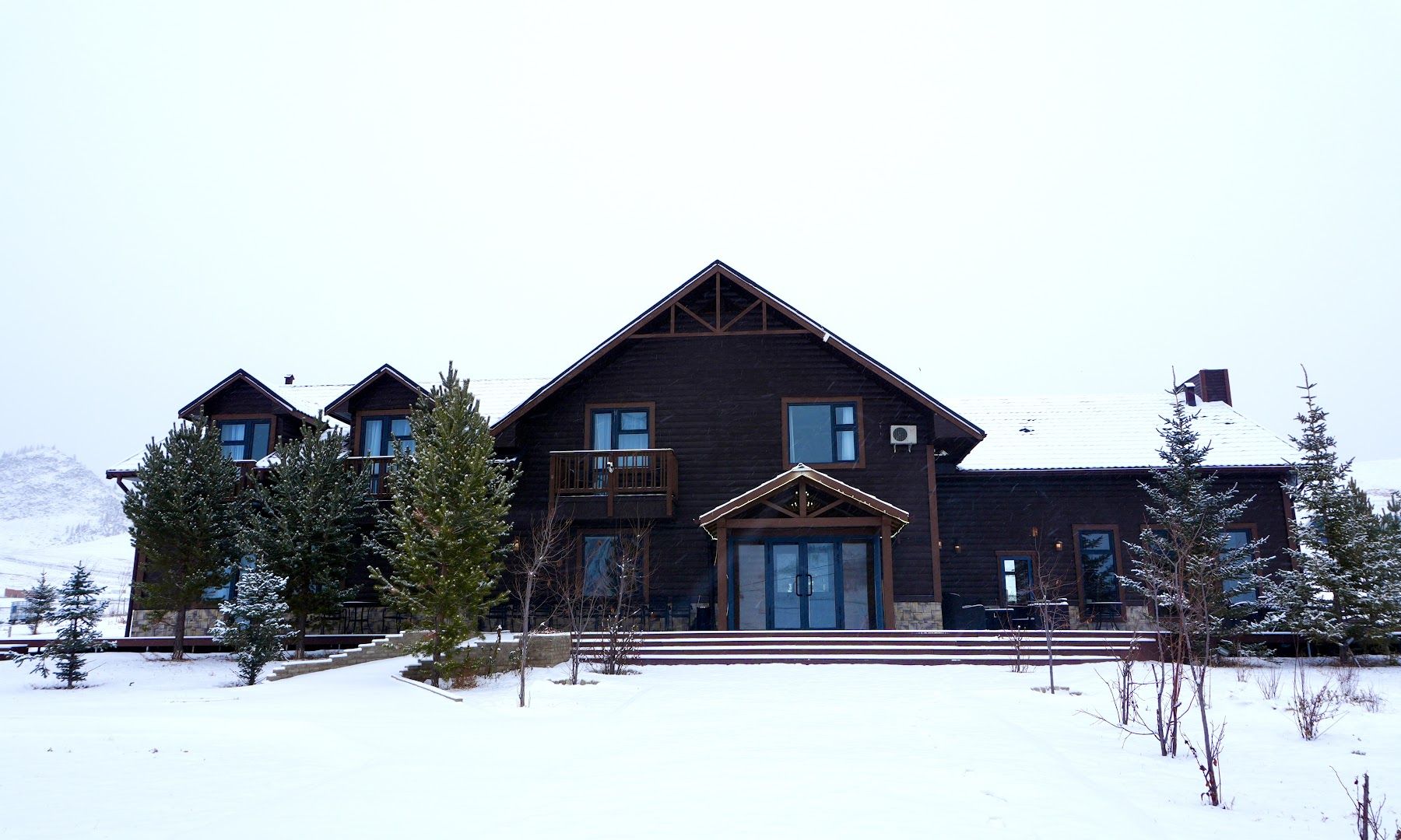 The lodge under snow